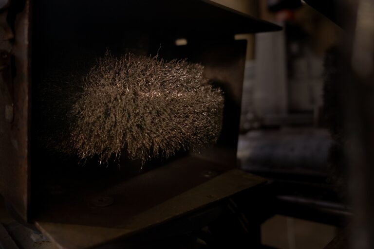 Gamybos procese naudojami šukavimo šepečiai