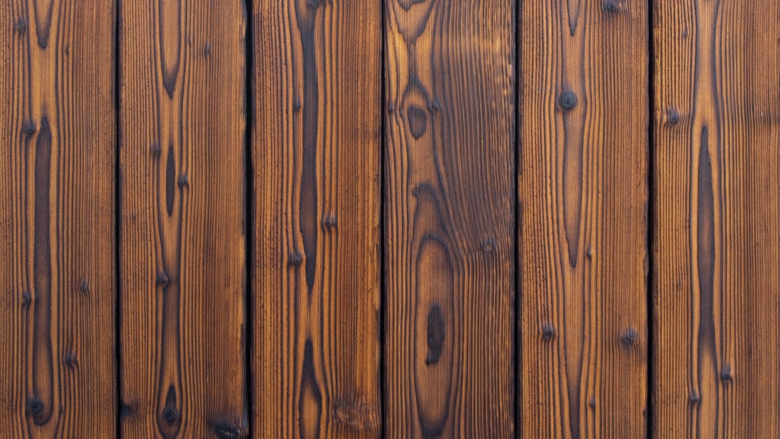 Medeksa siūlomos degintos medienos spalva ember