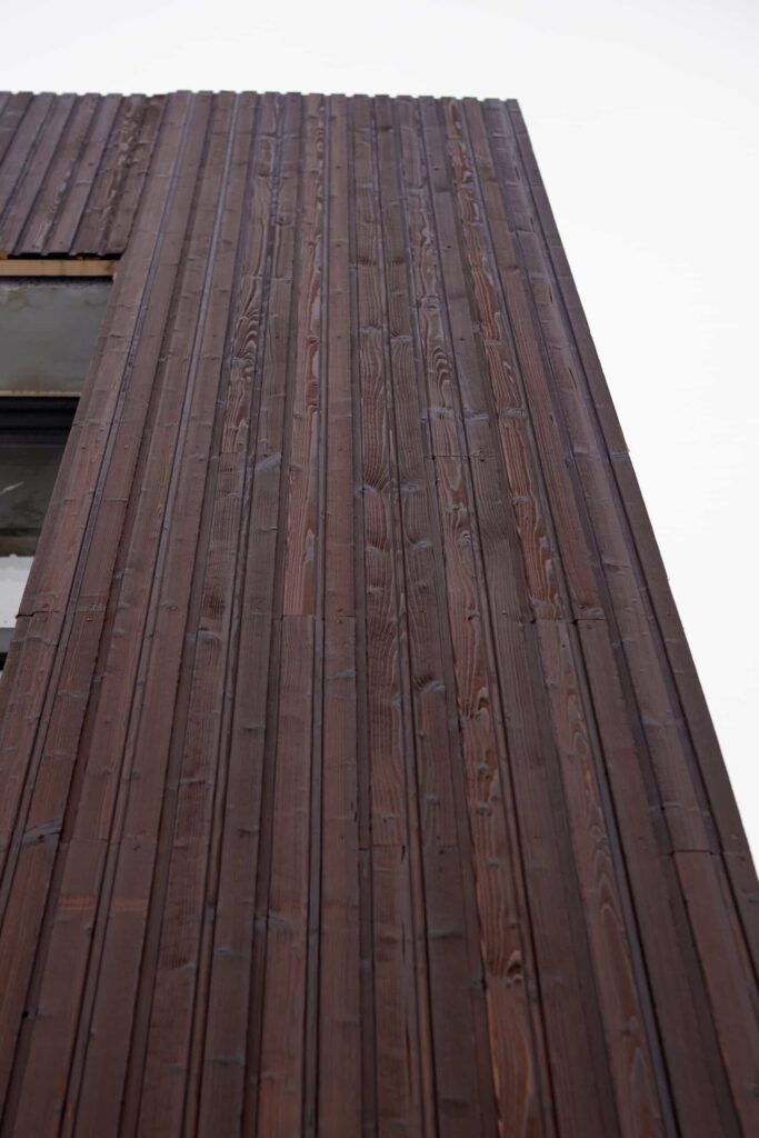 Charred spruce for facade in medeksa rust